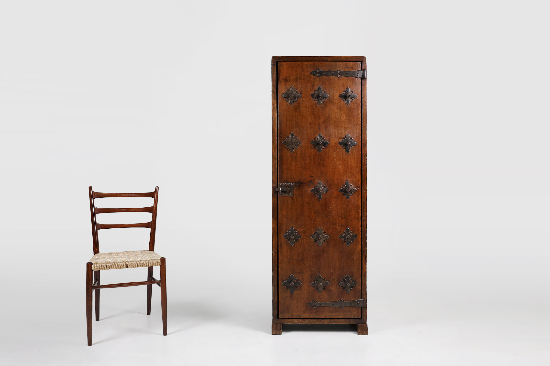 16th Century rustic cabinet in oak with ironwork, Francethumbnail